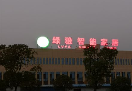 广水楼顶冲孔发光字是怎么安装的?